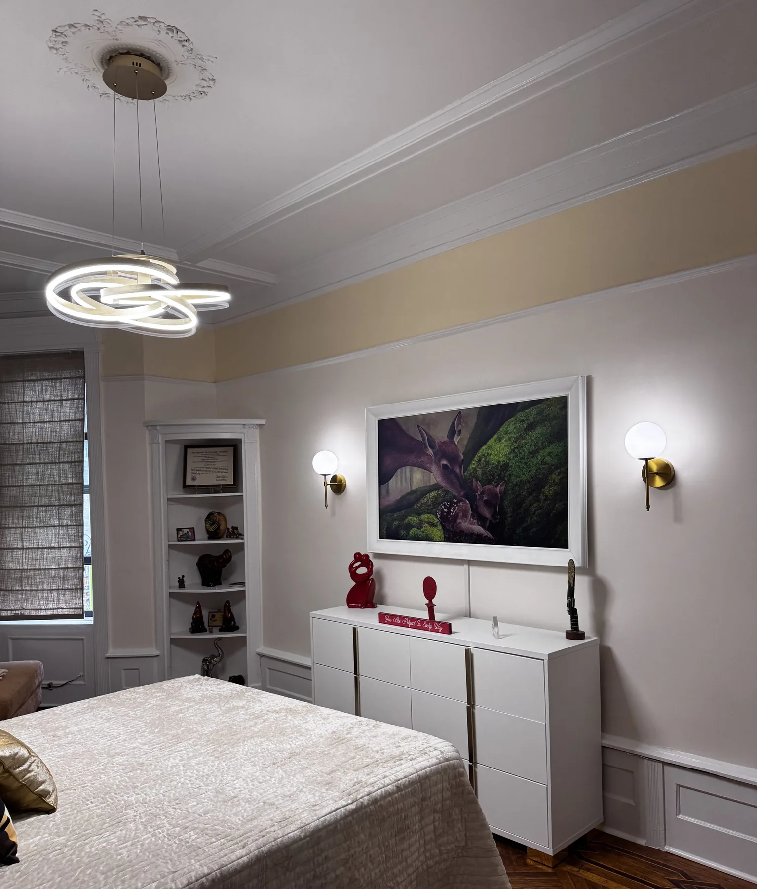 Elegant bedroom outfitting with modern ring chandelier by Flat Arq